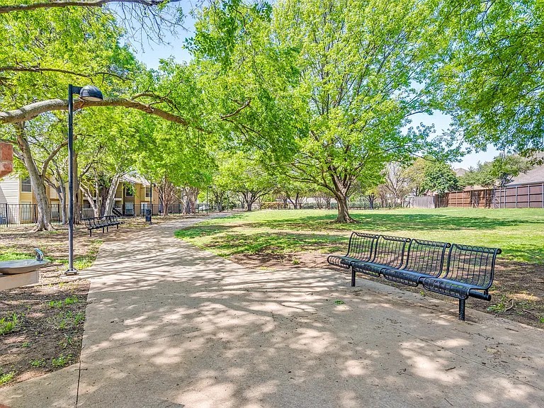 The EasyPark Retreat — Quiet, Well-Lit Space in a Great Neighborhood