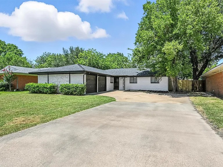 The Drive & Rest Spot — Quiet, Safe Driveway in Grand Prairie